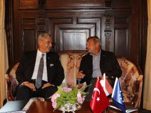 Bakan Bozkır: "Türk Hükümetinin Verdiği Mücadelede Batı Camiası Yanımızda Olmalı"
