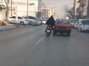 Bozulan Otomobili Motosiklet İle İtti