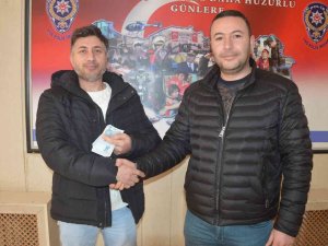 Taksici Aracında Unutulan 10 Bin Lirayı Sahibine Teslim Etti