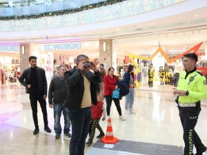 Osmaniye’de Alkol Gözlüğü Takıp Penaltı Atarak Trafik Eğitimi Aldılar
