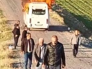Alev Alev Yanan Minibüsten Yolcular Kendilerini Dışarı Attı