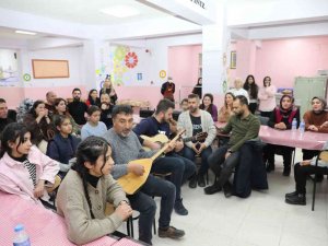 Ağrı’da Otel Konforunda Yapılan Pansiyonlarda Kalan Öğrenciler Müzik Eşliğinde Stres Atıyor