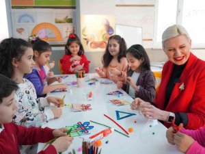 Minik Öğrenciler Yeni Yıl Etkinliğinde Bir Araya Geldi
