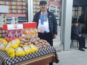 Köy Muhtarı Yılın Son Gününü Hediye Dağıtarak Sonlandırdı