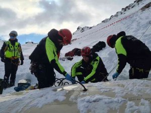 İ̇talya’da Hafif Uçak Dağa Acil İniş Yaptı