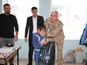 Jandarma Ağrı’da Çocukların Yüzünü Güldürdü