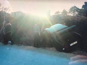 Ehliyetsiz Sürücünün Kullandığı Araç Yoldan Çıktı, 3 Kişi Yaralandı