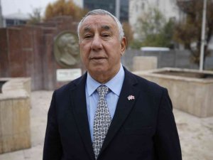 Serdar Ünsal, Dünya Azerbaycan Türkleri Dayanışma Gününde Karabağ’da 3 Renkli Azerbaycan Bayrağı Dalgalanıyor
