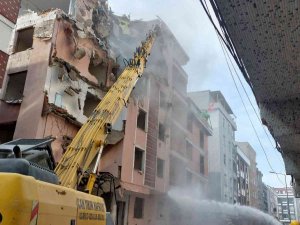 Küçükçekmece’de Kolonu Patlayan Binanın Yıkımına Başlandı