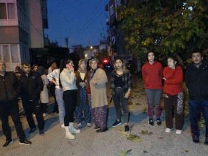 Evin 3’üncü Katı Alev Topuna Döndü, Mahalleli Sokağa Döküldü