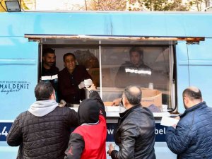 Esenyurt Belediyesi İkramlarıyla Eyt Sırasında Bekleyenlerin İçini Isıttı