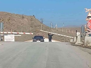 2 Dakika Treni Beklemedi, Canını Hiçe Saydı: Bariyeri Kaldıramayınca Arasından Geçti