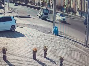 Kontrolsüz Kavşağa Daldı, Çarpışarak Takla Attı
