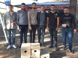 Balıkesir’de Üniversiteli Gençler Sincaplara Yuva Yaptı