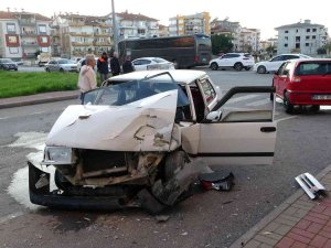 ’Dur’ Levhasına Uymayan Otomobil Ortalığı Savaş Alanına Çevirdi:1 Yaralı
