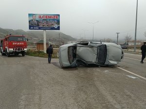 Kontrolden Çıkan Otomobil Aydınlatma Direğine Çarparak Devrildi: 1 Yaralı