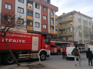 Çatıda Süs Bitkileri Yandı, Çıkan Dumanlar Paniğe Sebep Oldu
