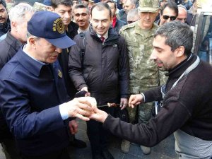 Bakan Akar, Diyarbakır’da Vatandaşlarla Buluştu