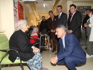 Tunceli Valisi Özkan’dan Huzurevine Yeni Yıl Ziyareti