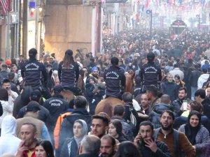 Taksim İ̇stiklal’de Vatandaşların Yılbaşı Yoğunluğu