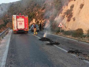 Erdek’te Saman Yüklü Kamyon Alev Aldı