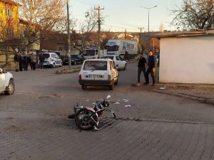 Motosiklet Otomobile Çarptı