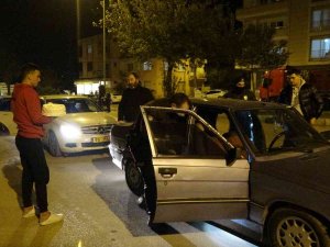 Adanalı Gençlerden Görev Yapan Polislere Tatlı İkramı