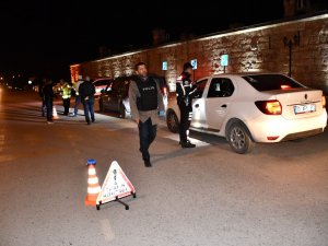 Hatay’da Polislerden Yeni Yıl Denetimlerinde Sürücülere Tatlı İkramı