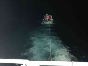 Çanakkale Boğazı’nda Makine Arızası Yapan Tekne Kurtarıldı