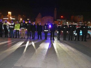 Vali Mete Buhara, Yılbaşını Çalışanlarla Geçirdi