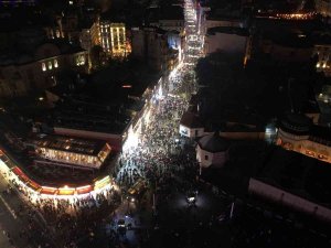 Taksim Meydanı’na Akın Eden Vatandaşlar 2023 Yılına Coşkuyla Girdi