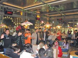 Elazığ’da Vatandaşlar 2023’e Halay Çekip Çiftetelli Oynayarak Girdi