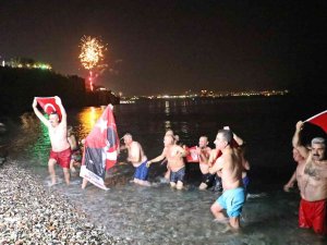Antalya’da 2023’ü Denize Girerek Karşıladılar