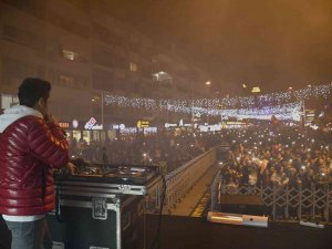 Kuşadası’nda Sokak Partisi İle Yeni Yıl Coşkusu Zirve Yaptı