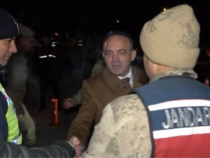 Vali Öner, Yeni Yıla Eksi 16 Derece Soğukta Görev Yapan Personelle Girdi