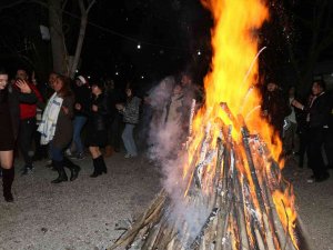 Buz Gibi Havada Ateş Başında Halaylı Yeni Yıl Coşkusu