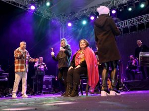 Kuşadası Yeni Yıla Sokak Partisiyle Girdi