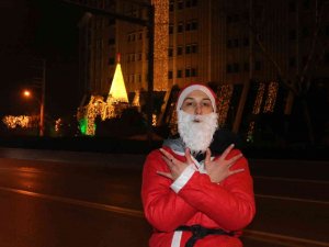 Bu Noel Baba Bacada Değil Anayolda Geziyor