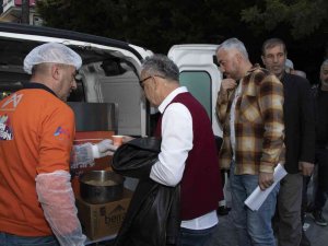 Mersin Büyükşehir’den Kış Günlerinde Vatandaşlara ’Kaynar’ İkramı