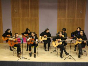 Müzik Sevdalısı Öğretmen Kulpluların Ruhuna Dokunuyor