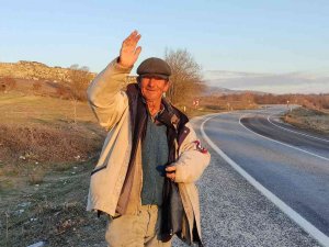 Dağ Başında Kulübesinde Kalıyor, Gelip Geçene El Sallıyor