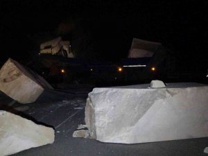 Domates Yüklü Tır, Mermer Yüklü Tırla Çarpıştı 4 Kişi Yaralandı