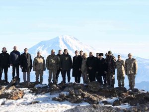 Bakan Soylu Yeni Yıla Teröristlerden Temizlenen Tendürek Dağı’nda Girdi