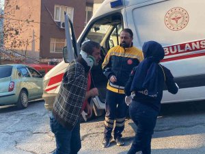 İ̇stanbul’da Feci Kaza: Merdivenlere Uçan Araçtan Son Anda Kurtuldular