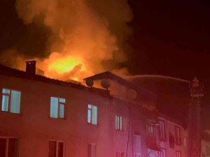 Bursa’da 3 Katlı Apartmanın Çatısı Alev Alev Yandı