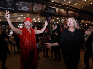 İ̇zmitliler Yeni Yıla Gülümse Kafe’de Girdi