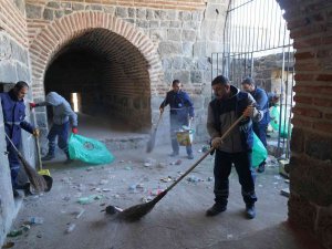Asırlık Surların Dipleri Ve Burçlar Temizlendi
