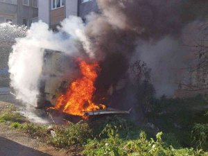 Oto Galeri Önündeki Minibüs Alev Alev Yandı