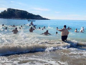 Mersin’de Doğaseverler 2023’ü Denize Girerek Karşıladı