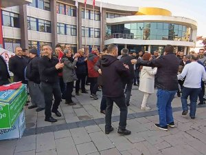 Eyt’liler Yeni Çıkacak Kanunu Göbek Atarak Kutladı, Tabutu Parçaladı